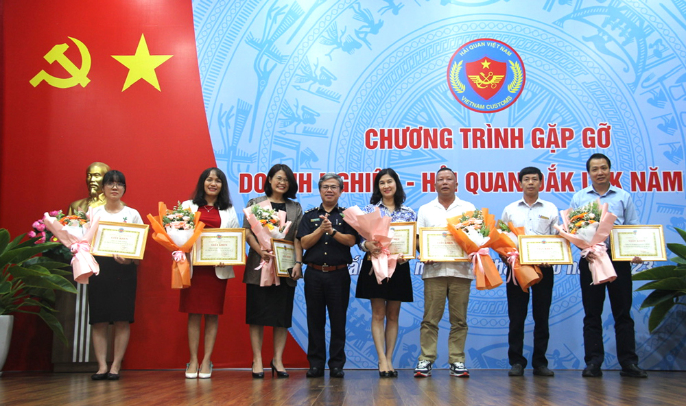 Trao bằng khen cho các doanh nghiệp xuất khẩu có thành tích xuất sắc. Ảnh: Diễm Thương