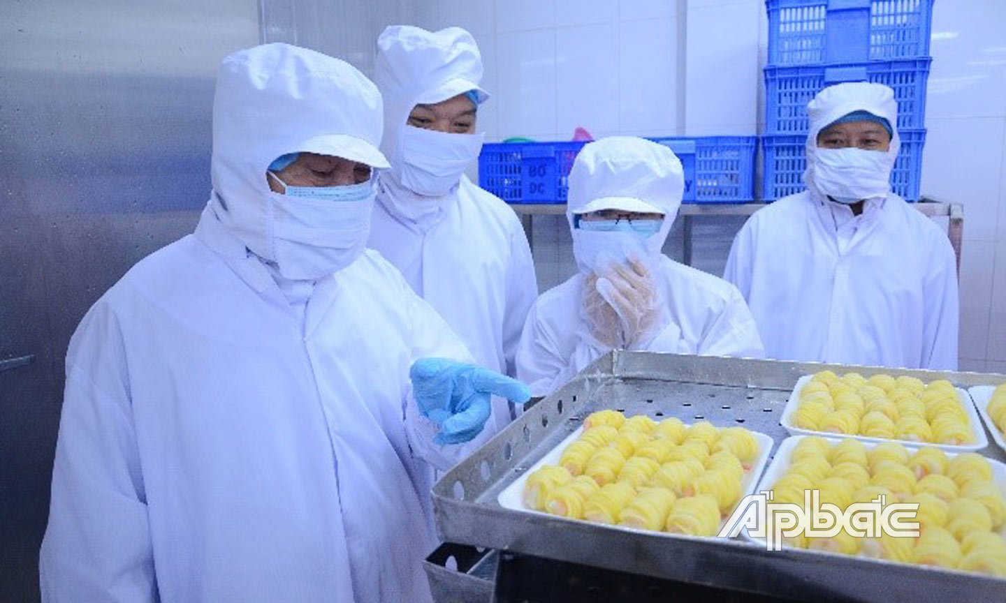 L&atilde;nh đạo tỉnh Tiền Giang t&igrave;m hiểu hoạt động của doanh nghiệp. Ảnh: M. Th&agrave;nh