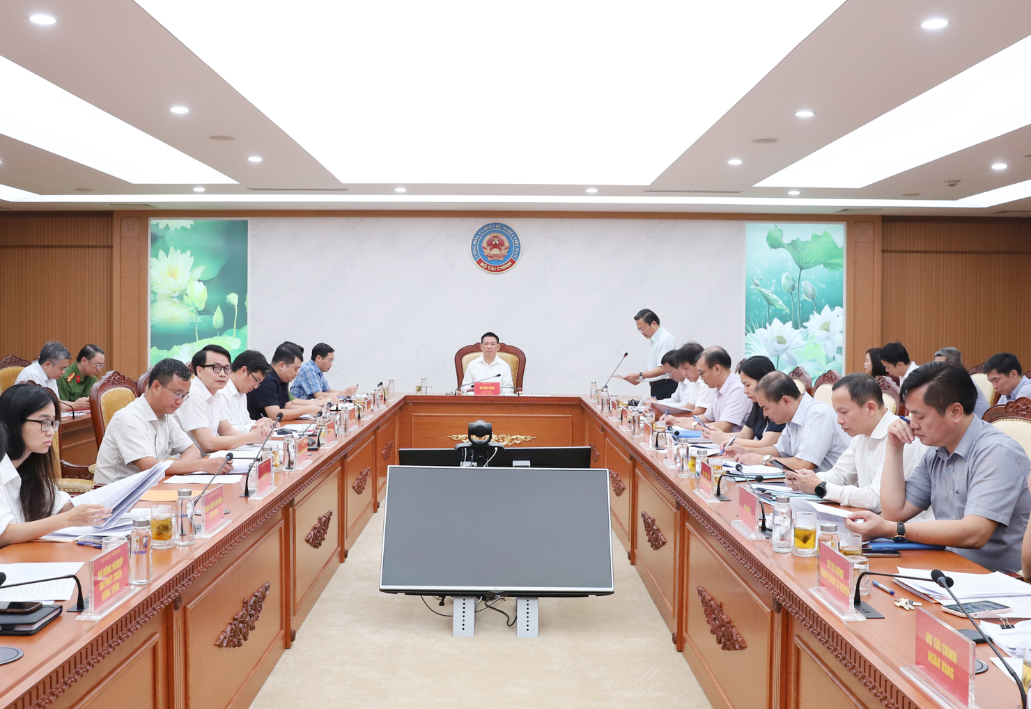 Quang cảnh Hội nghị tại điểm cầu trụ sở Bộ T&agrave;i ch&iacute;nh. Ảnh: Gia H&acirc;n