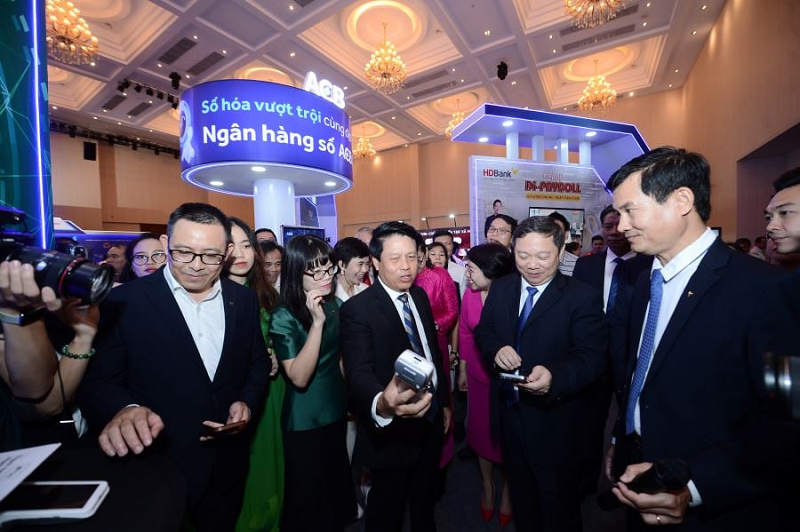Các đại biểu tham quan và trải nghiệm dịch vụ ngân hàng số tại gian hàng triển lãm của Vietcombank 