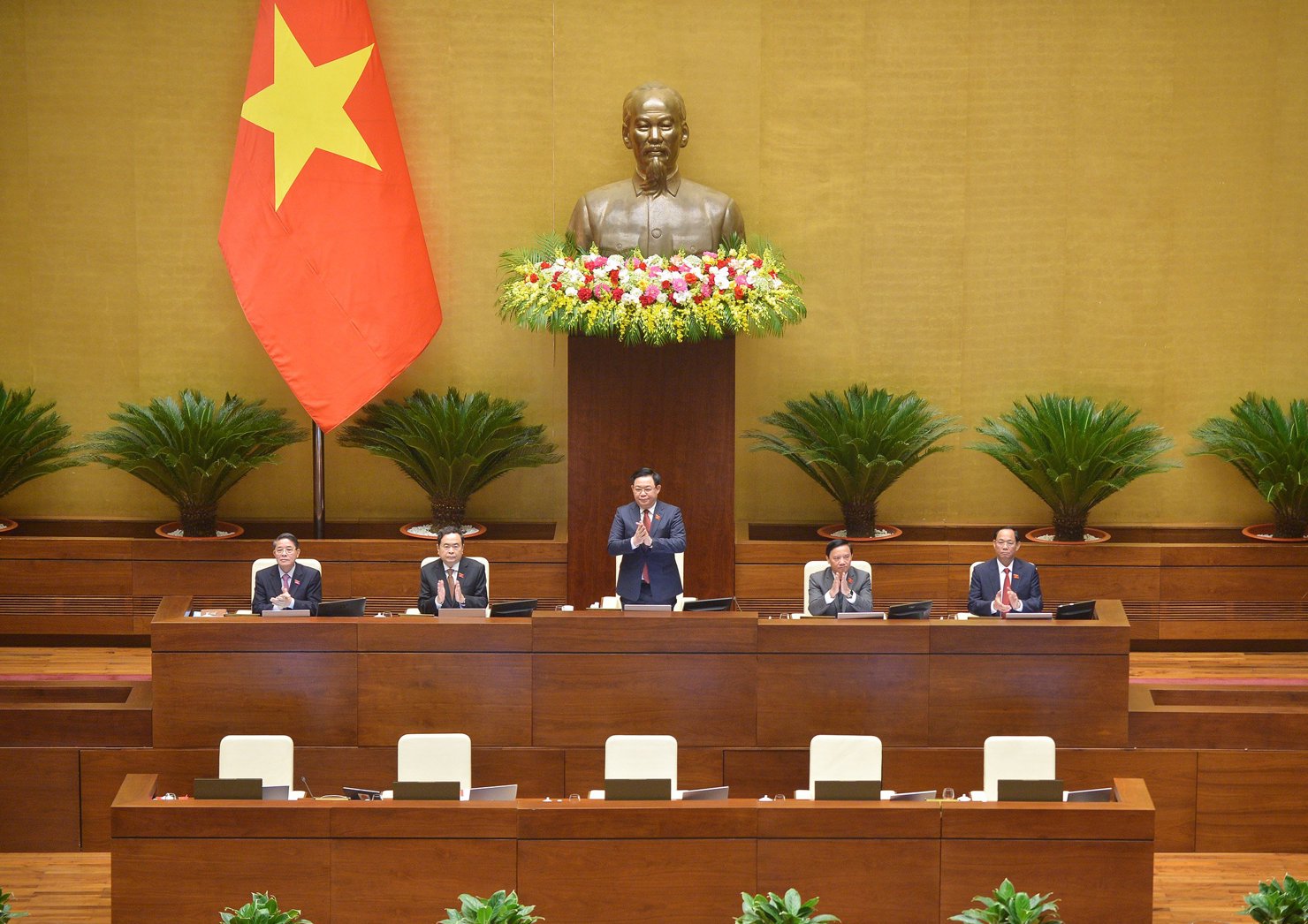 Uỷ viên Bộ Chính trị, Chủ tịch Quốc hội Vương Đình Huệ chủ trì phiên họp.