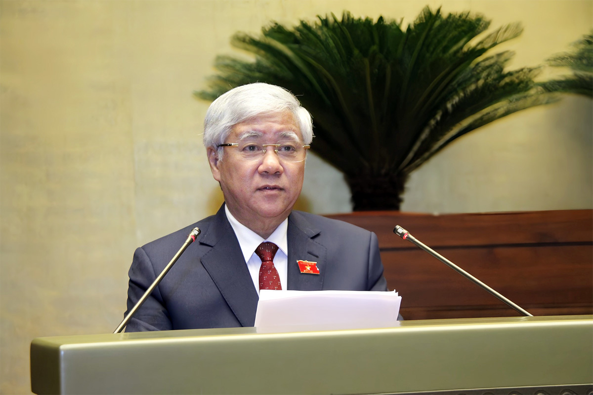 Chủ tịch Ủy ban Trung ương Mặt trận Tổ quốc Việt Nam Đỗ Văn Chiến trình bày Báo cáo tổng hợp ý kiến, kiến nghị của cử tri và Nhân dân.