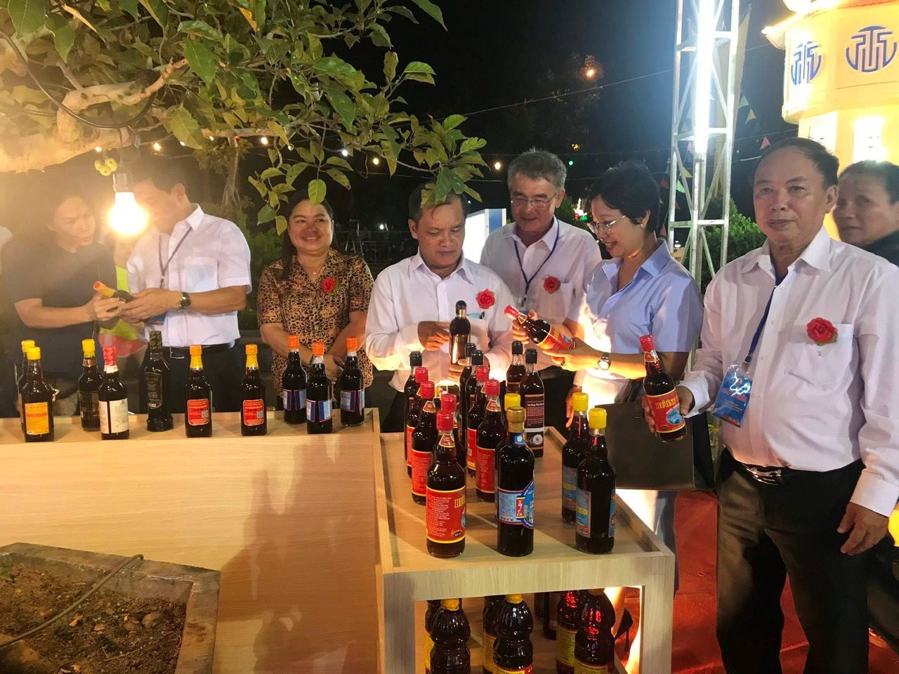 Các đại biểu tham quan khu trưng bày, giới thiệu sản phẩm chung của tỉnh Bình Thuận. Ảnh: Q. Tín