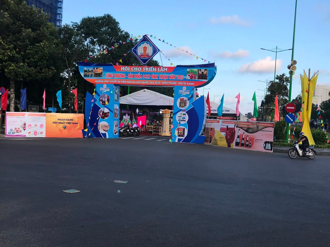 Hội chợ triển lãm được tổ chức trên đường Nguyễn Tất Thành - TP. Phan Thiết. Ảnh: Q. Tín