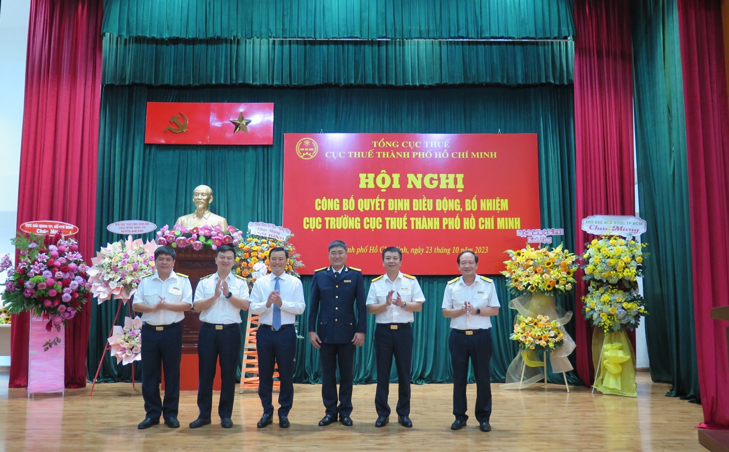 Tổng cục trưởng Tổng cục Thuế Mai Xuân Thành và Tập thể Ban Lãnh đạo Cục Thuế TP. Hồ Chí Minh. Ảnh: Thanh Sơn 