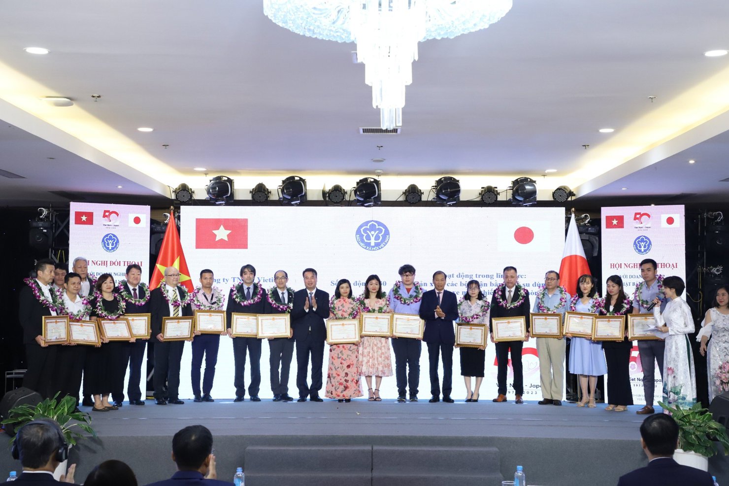 Tổng Gi&aacute;m đốc BHXH Việt Nam Nguyễn Thế Mạnh&nbsp;trao Bằng khen cho 20 DN FDI Nhật Bản ti&ecirc;u biểu, c&oacute; th&agrave;nh t&iacute;ch xuất sắc trong chấp h&agrave;nh ph&aacute;p luật về BHXH, BHYT.