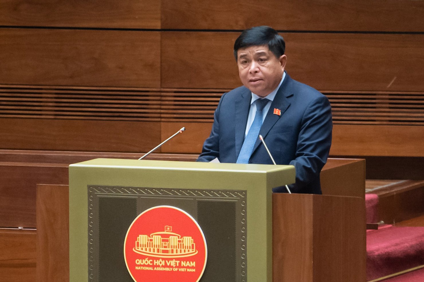 Bộ trưởng Bộ Kế hoạch và Đầu tư Nguyễn Chí Dũng đã trình bày Tờ trình về dự thảo Nghị quyết thí điểm một số cơ chế, chính sách đặc thù về đầu tư xây dựng công trình giao thông đường bộ.