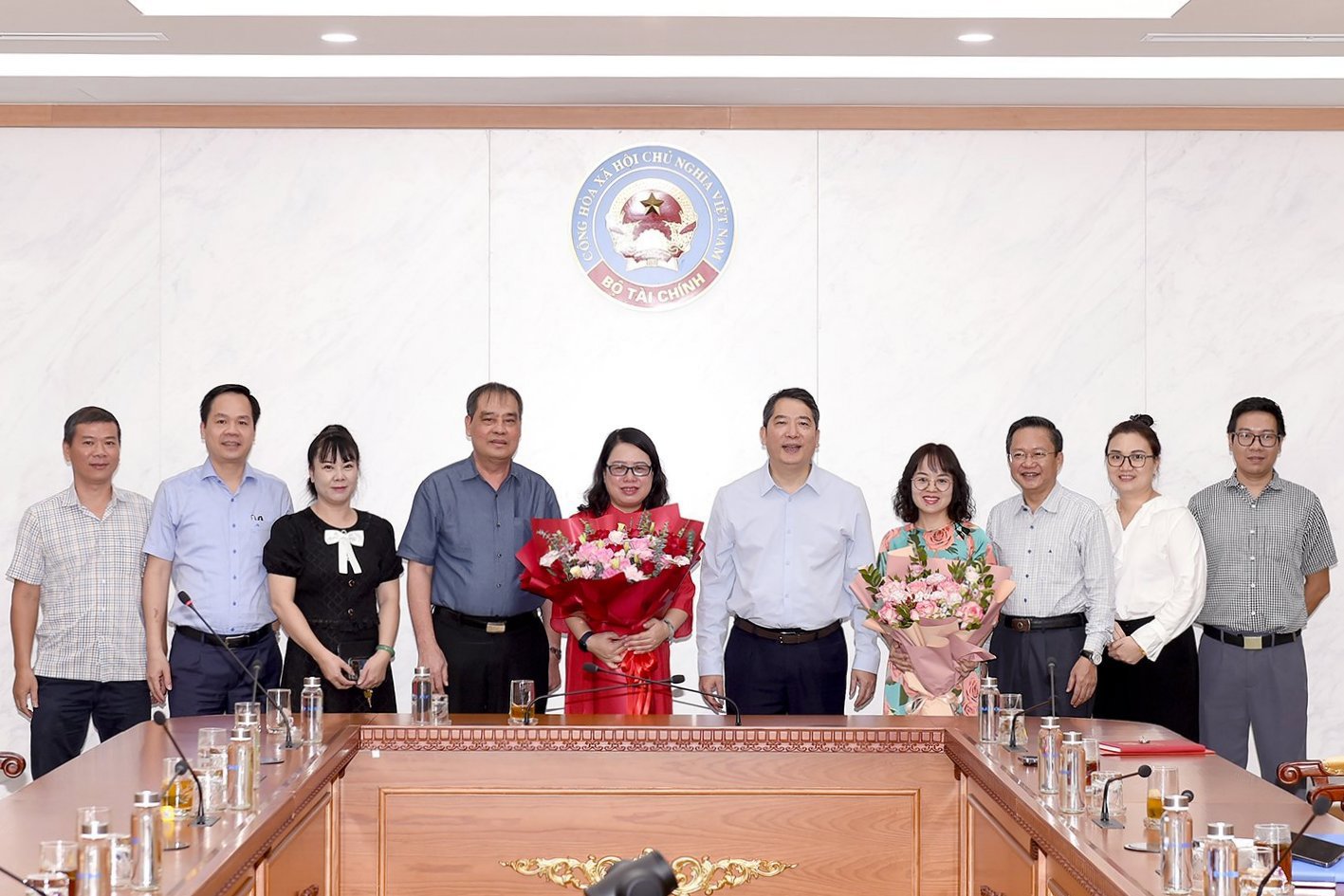 Thứ trưởng Bộ Tài chính Cao Anh Tuấn và các đại biểu chụp ảnh lưu niệm chúc mừng hai tân Lãnh đạo Công đoàn Bộ Tài chính nhiệm kỳ 2023 - 2028.