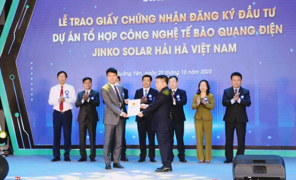 Trao giấy chứng nhận đăng ký đầu tư Dự án Tổ hợp công nghệ tế bào quang điện Jinko solar Hải Hà Việt Nam vào tháng 10.2023 tại Quảng Ninh. Ảnh: Cổng TTĐT Quảng Ninh