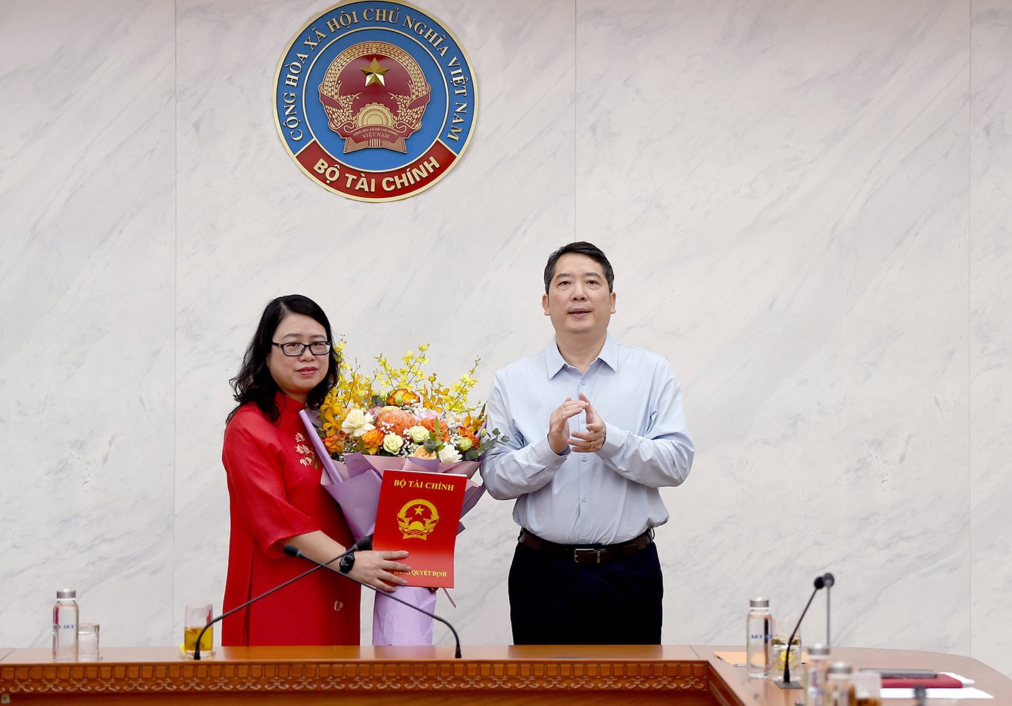 Bí thư Đảng ủy, Thứ trưởng Bộ Tài chính Cao Anh Tuấn trao quyết định và tặng hoa chúc mừng bà Ngô Thị Nhung - Phó Cục trưởng Cục Kế hoạch - Tài chính giữ chức Chủ tịch Công đoàn Bộ Tài chính nhiệm kỳ 2023 - 2028.