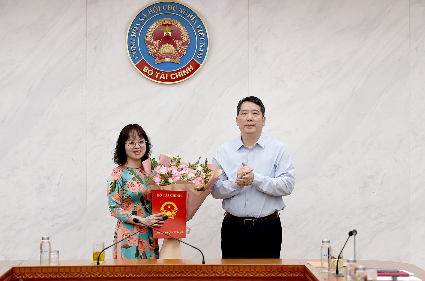 Bí thư Đảng ủy, Thứ trưởng Bộ Tài chính Cao Anh Tuấn trao quyết định và tặng hoa chúc mừng bà Lê Thị Hạnh - Phó Vụ trưởng, Văn phòng Công đoàn Bộ giữ chức Phó Chủ tịch Công đoàn Bộ chuyên trách, nhiệm kỳ 2023 - 2028.