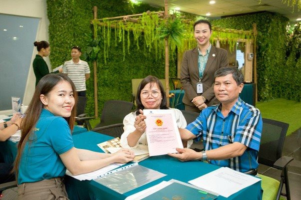 Cư d&acirc;n, kh&aacute;ch h&agrave;ng của khu biệt thự Dragon Parc vui mừng khi nhận sổ hồng. Ảnh: Thu Ho&agrave;i.