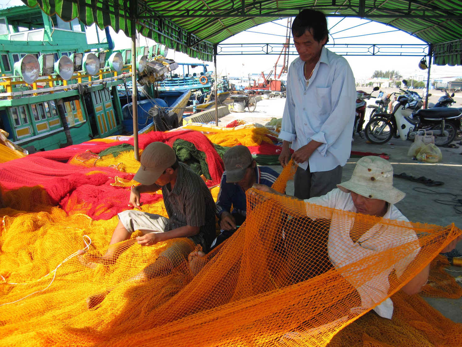 Tiếp tục khuyến khích, động viên ngư dân tham gia hoạt động khai thác hải sản trên các vùng biển xa. Ảnh: Song Nguyên