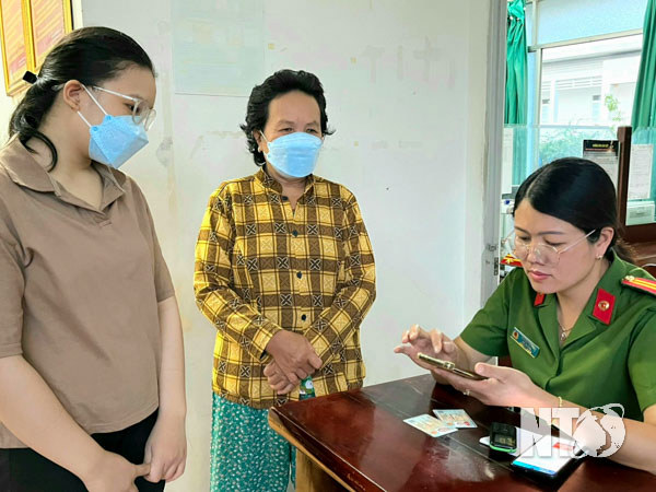 Lực lượng công an hỗ trợ người dân thực hiện định danh điện tử mức độ 2, góp phần đẩy nhanh dữ liệu chuyển đổi số. Ảnh: Anh Tuấn