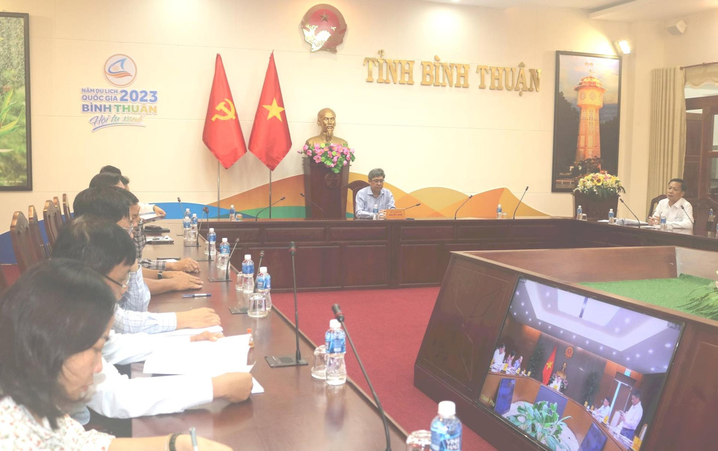 Phó Chủ tịch UBND tỉnh Nguyễn Minh cùng đại diện lãnh đạo sở ngành tham dự hội nghị trực tuyến. Ảnh chụp màn hình