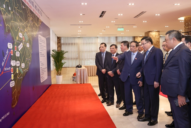 Thủ tướng Ch&iacute;nh phủ xem v&agrave; nghe b&aacute;o c&aacute;o về sơ đồ khai th&aacute;c dự &aacute;n kh&iacute; điện L&ocirc; B - &Ocirc; M&ocirc;n - Ảnh: VGP/Nhật Bắc