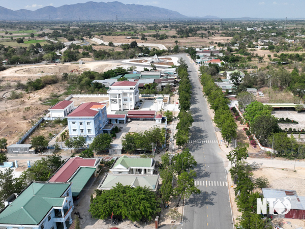Tuyến đường giao thông xã Phước Đại (Bác Ái) được đầu tư nhựa hóa để phục vụ cho nhu cầu giao thương của người dân. Ảnh: Văn Nỷ
