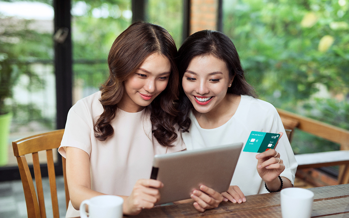 Chỉ với 15 - 30 ph&uacute;t, người d&ugrave;ng đ&atilde; c&oacute; thể sở hữu một chiếc thẻ t&iacute;n dụng được thiết kế ri&ecirc;ng cho m&igrave;nh. Ảnh: VIB.