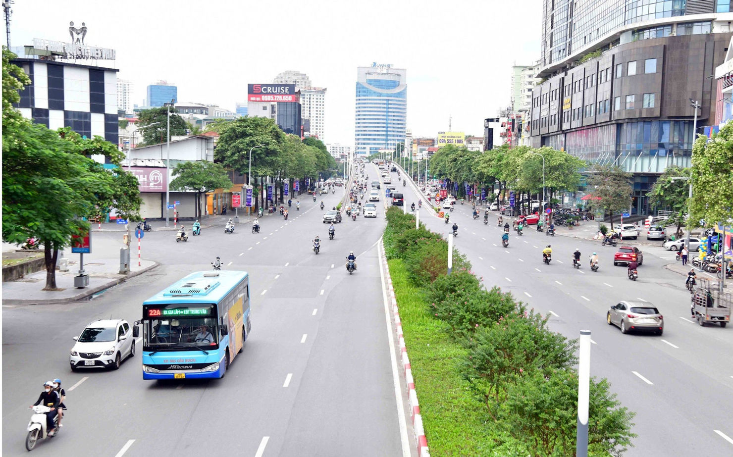 Xe buýt giúp tăng cường năng lực vận tải đô thị, giảm ùn tắc giao thông và cải thiện môi trường đô thị. Ảnh: N.LỘC