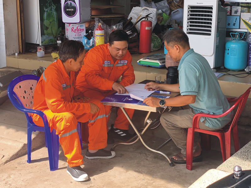 Nhân viên Điện lực tỉnh Đồng Tháp giải thích, hướng dẫn cách tính tiền điện, công cụ hỗ trợ tính tiền điện cho khách hàng. Ảnh: TN
