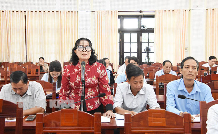 Đại biểu đại diện các hợp tác xã nêu ý kiến tại hội nghị. Ảnh: Cảm Trúc
