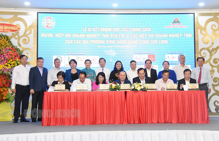 Các doanh nghiệp ký kết mở rộng hợp tác tại Diễn đàn Doanh nghiệp VACOD - Bến Tre về hỗ trợ thúc đẩy doanh nghiệp phát triển bền vững. Ảnh: CT