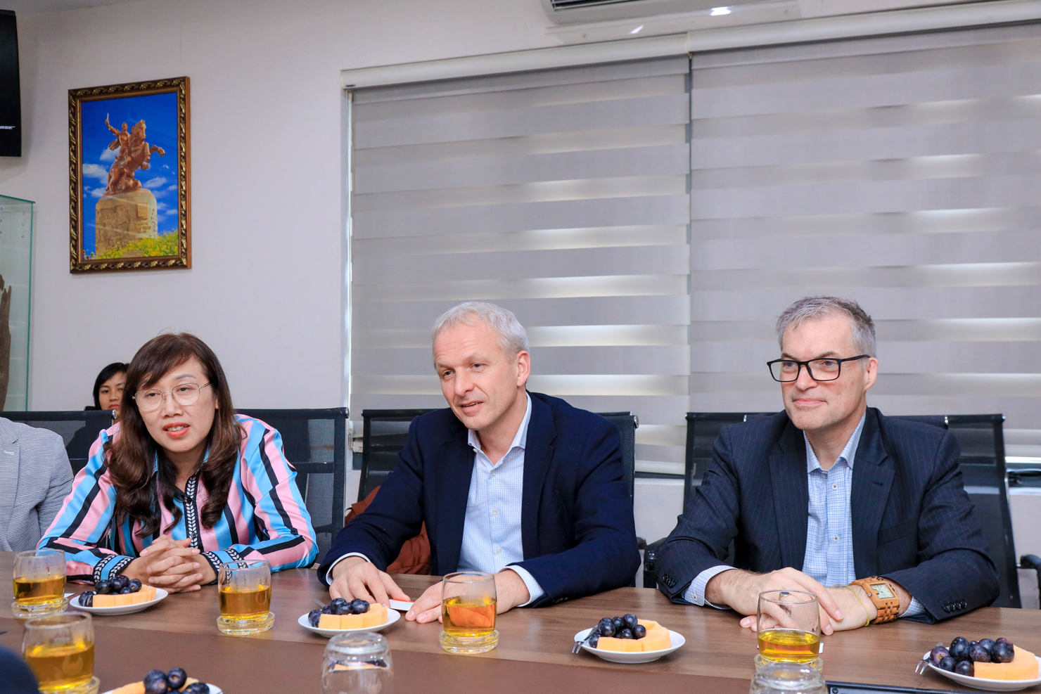 Ông Greg Poux Guillaume - Tổng Giám đốc Toàn cầu Tập đoàn AkzoNobel (giữa) mong muốn hợp tác lâu dài với Hưng Thịnh trong tương lai. Ảnh: HTN