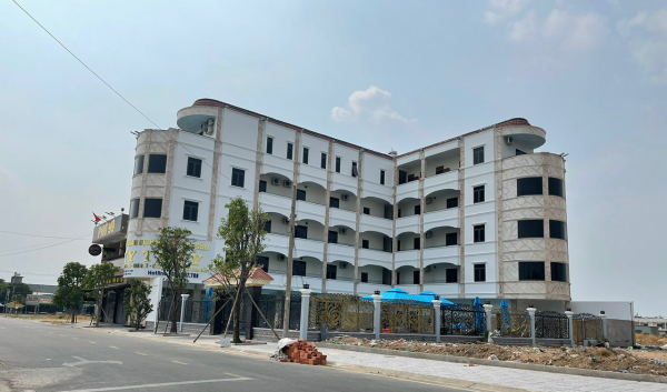 C&ocirc;ng tr&igrave;nh nh&agrave; ở x&acirc;y dựng tr&aacute;i ph&eacute;p trong Khu định cư Việt Sing thuộc địa b&agrave;n phường B&igrave;nh Ho&agrave;, TP. Thuận An từ năm 2020 đến nay vẫn chưa được xử l&yacute;, hiện đang c&oacute; h&agrave;ng chục ph&ograve;ng dạng căn hộ mini cho thu&ecirc;