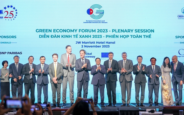 Thủ tướng Phạm Minh Chính và Thủ tướng Hà Lan Mark Rutte cùng các đại biểu dự phiên toàn thể cấp cao của Diễn đàn Kinh tế xanh 2023.