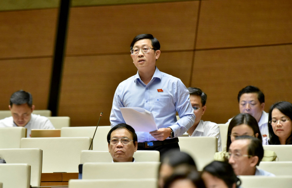 Ph&oacute; trưởng Đo&agrave;n ĐBQH chuy&ecirc;n tr&aacute;ch tỉnh B&igrave;nh Thuận Nguyễn Hữu Th&ocirc;ng g&oacute;p &yacute; dự thảo Luật Đất đai (sửa đổi) chiều 3.11. Ảnh: B&aacute;ch Thuận.