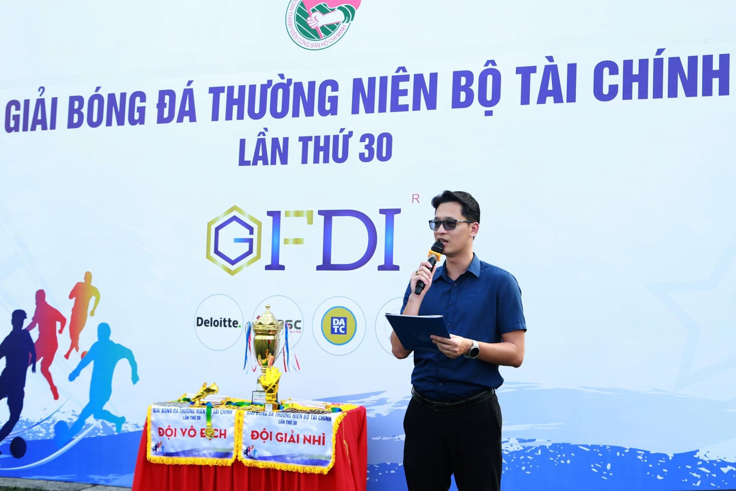 Phó Bí thư Đoàn Thanh niên Bộ Tài chính Nguyễn Hữu Thịnh phát biểu tại lễ khai mạc.
