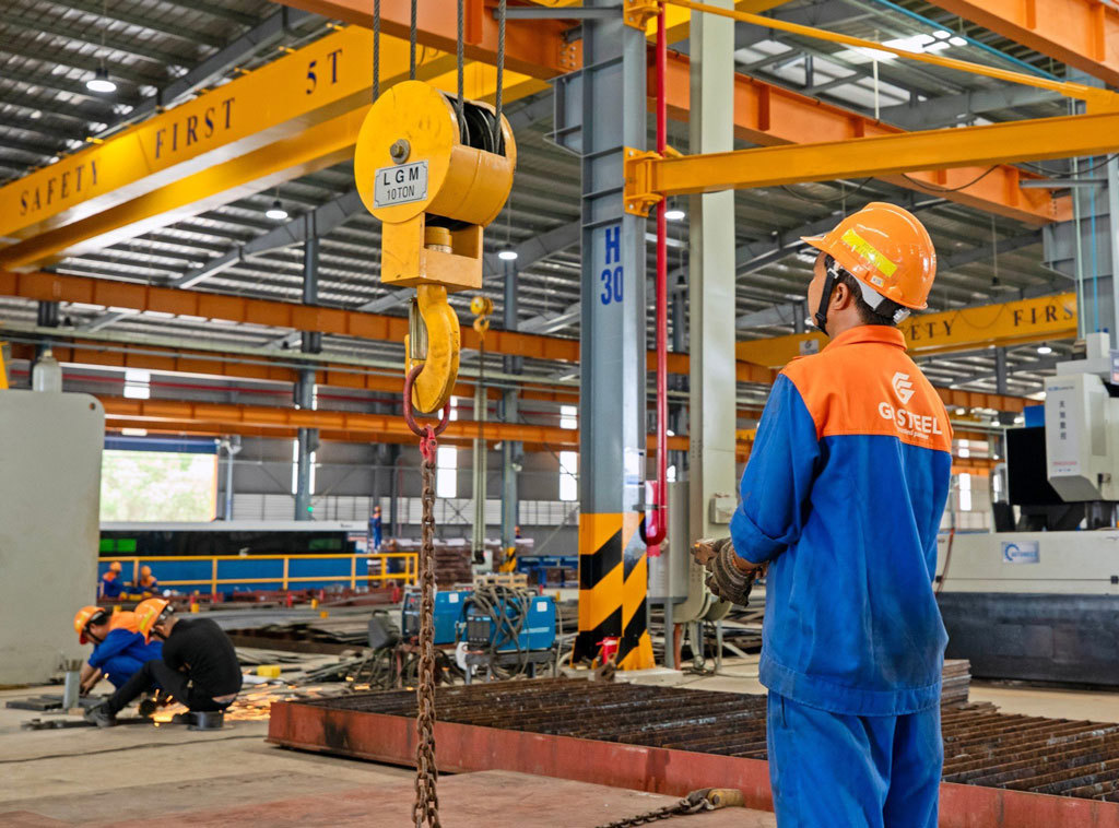 C&ocirc;ng nh&acirc;n sản xuất tại nh&agrave; m&aacute;y của C&ocirc;ng ty TNHH Th&eacute;p Th&ocirc;ng Minh To&agrave;n Cầu (GB Steel). Ảnh: Mai Hương.