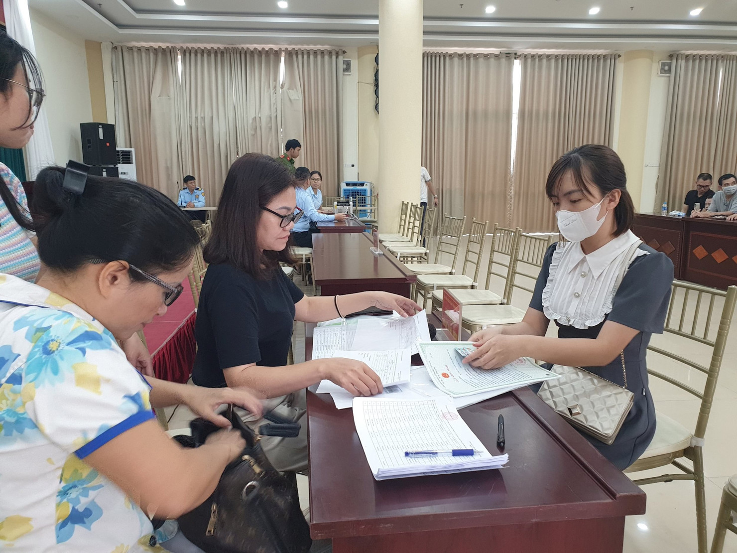 Các nạn nhân được hướng dẫn thủ tục nhận kinh phí hỗ trợ. Ảnh: Mai Hữu.
