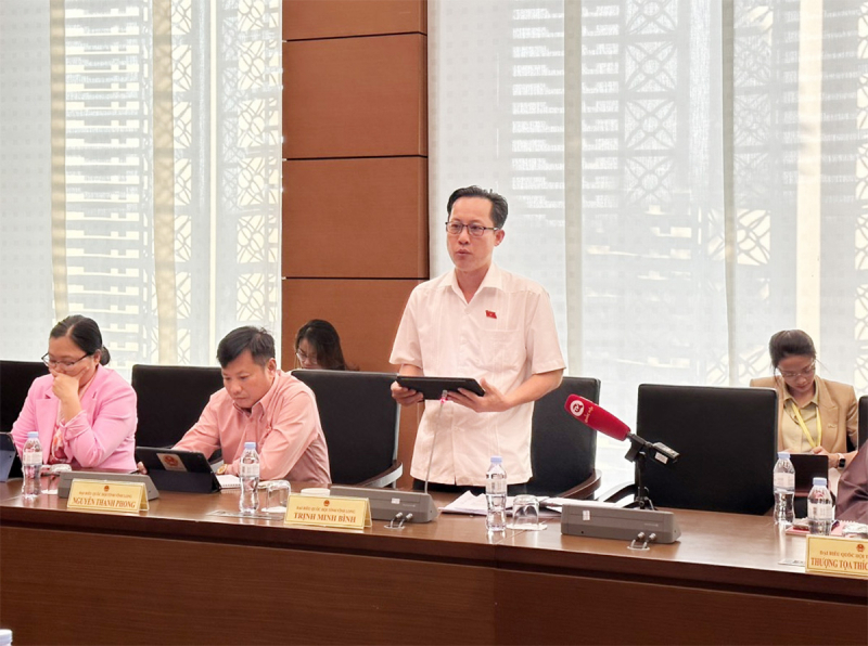 Đại biểu Trịnh Minh Bình - Đoàn đại biểu Quốc hội tỉnh Vĩnh Long phát biểu trong phiên họp tổ. Ảnh: H.Lan