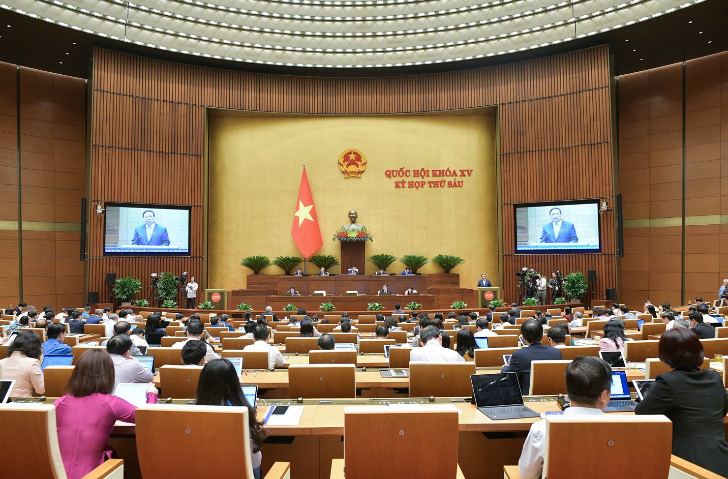 Quang cảnh phiên chất vấn sáng 8/11.