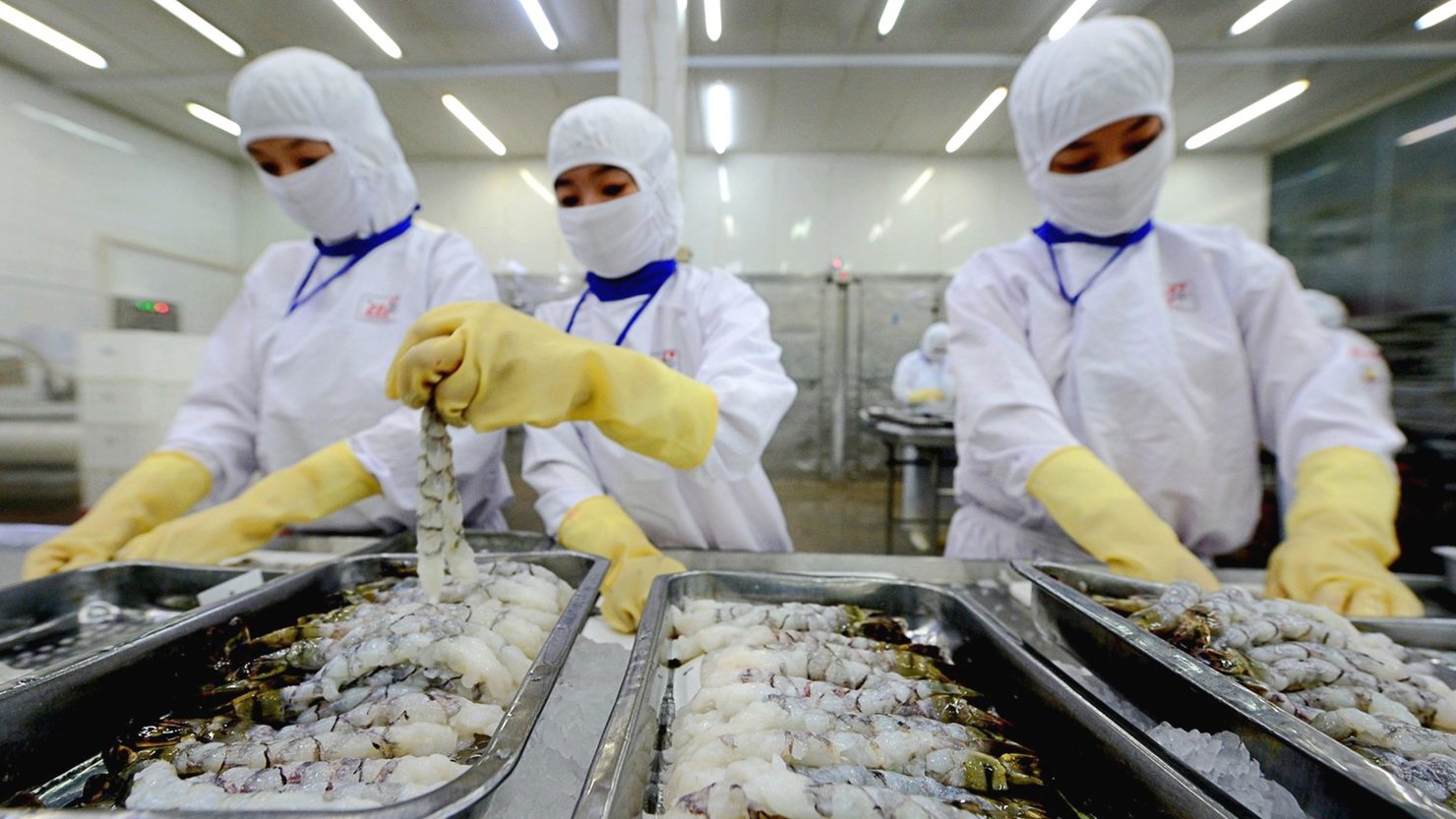 Mới đây nhất, Hoa Kỳ đã công bố sẽ tiếp tục duy trì biện pháp chống bán phá giá với tôm nước ấm đông lạnh của Việt Nam sau khi rà soát cuối kỳ lần thứ 3