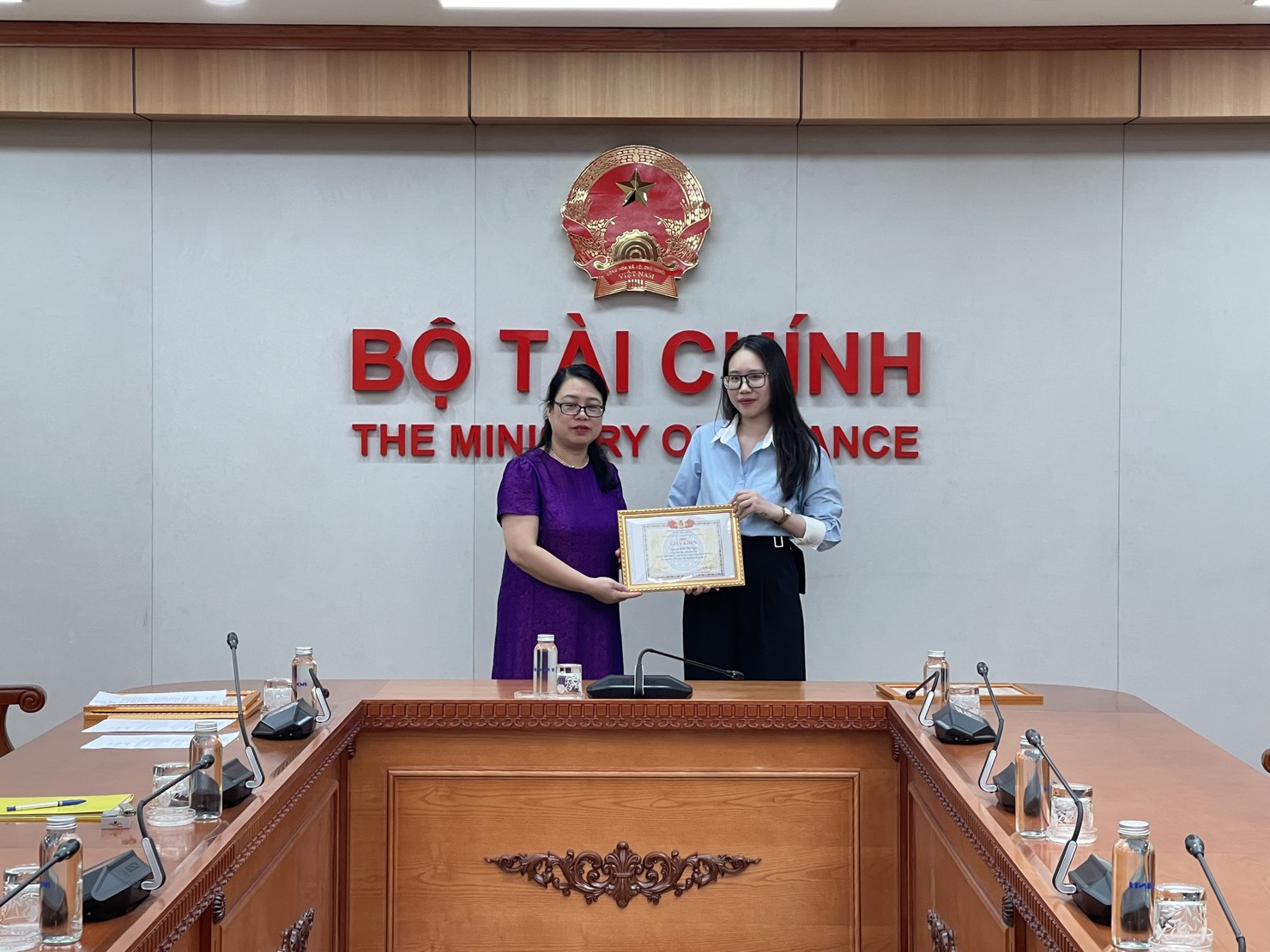 Chủ tịch Công đoàn Bộ Ngô Thị Nhung trao Giấy khen của Công đoàn Bộ Tài chính cho đồng chí Trần Thị Nga - Chuyên viên Quản lý dự án, Chi nhánh Trung tâm công nghệ thông tin, Công đoàn Tập đoàn Bảo Việt.