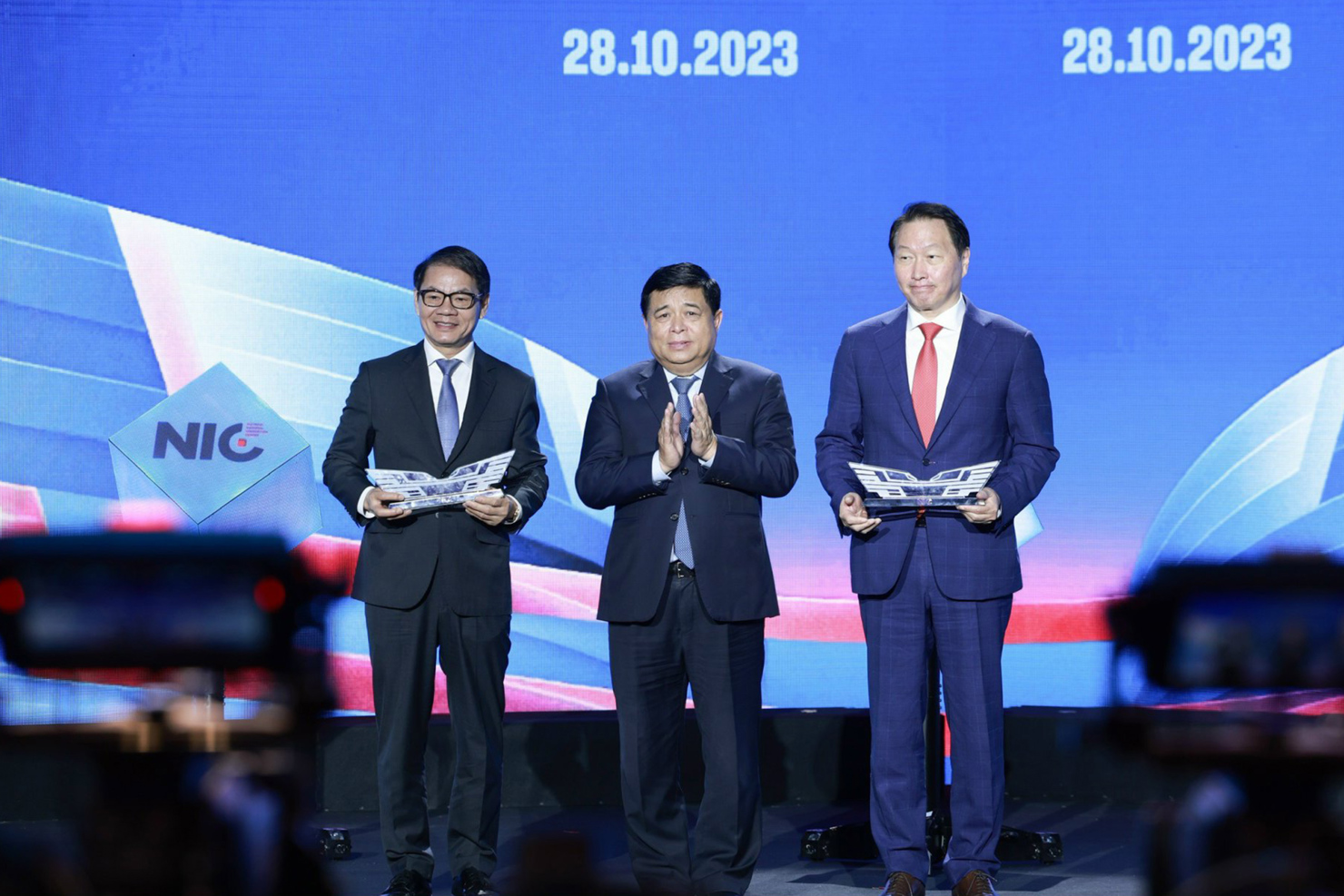 &Ocirc;ng Trần B&aacute; Dương nhận biểu trưng từ Bộ trưởng Bộ KH&amp;ĐT ghi nhận những đ&oacute;ng g&oacute;p, ph&aacute;t triển đổi mới cho nền kinh tế đất nước