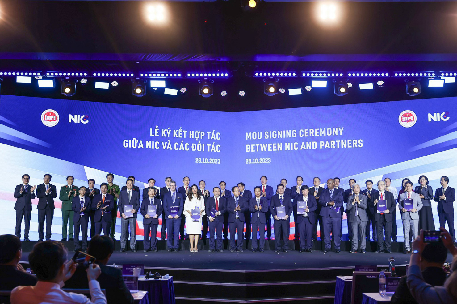 Chủ tịch HĐQT Trần B&aacute; Dương chứng kiến Lễ k&yacute; kết hợp t&aacute;c giữa NIC v&agrave; c&aacute;c đối t&aacute;c trong lĩnh vực khoa học, c&ocirc;ng nghệ, đ&agrave;o tạo