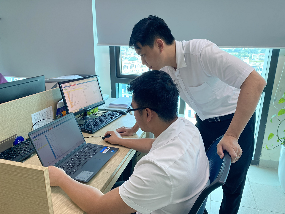 &nbsp;L&atilde;nh đạo v&agrave; chuy&ecirc;n vi&ecirc;n Ph&ograve;ng kỹ thuật PC H&ograve;a B&igrave;nh theo d&otilde;i phần mềm Pmis trong c&ocirc;ng t&aacute;c quản l&yacute; kỹ thuật vận h&agrave;nh