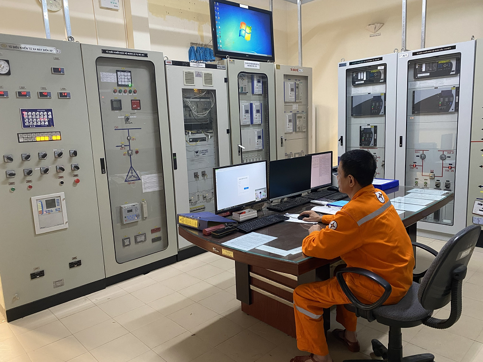 Theo d&otilde;i th&ocirc;ng số vận h&agrave;nh thiết bị trong giờ cao điểm tại TBA kh&ocirc;ng người trực