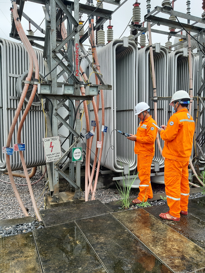 &nbsp;Kiểm tra ph&ograve;ng điện đầu c&aacute;p bằng thiết bị đo ph&oacute;ng điện cục bộ