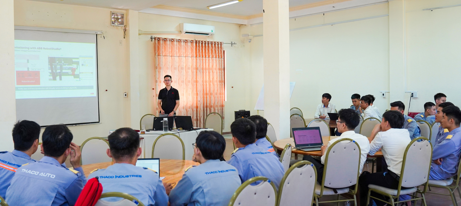 Vừa qua, THACO INDUSTRIES tổ chức khóa đào tạo “Ứng dụng và lựa chọn robot công nghiệp trong tự động hóa” cho 40 nhân sự là quản lý, chuyên viên quản lý thiết bị, kỹ thuật công nghệ.