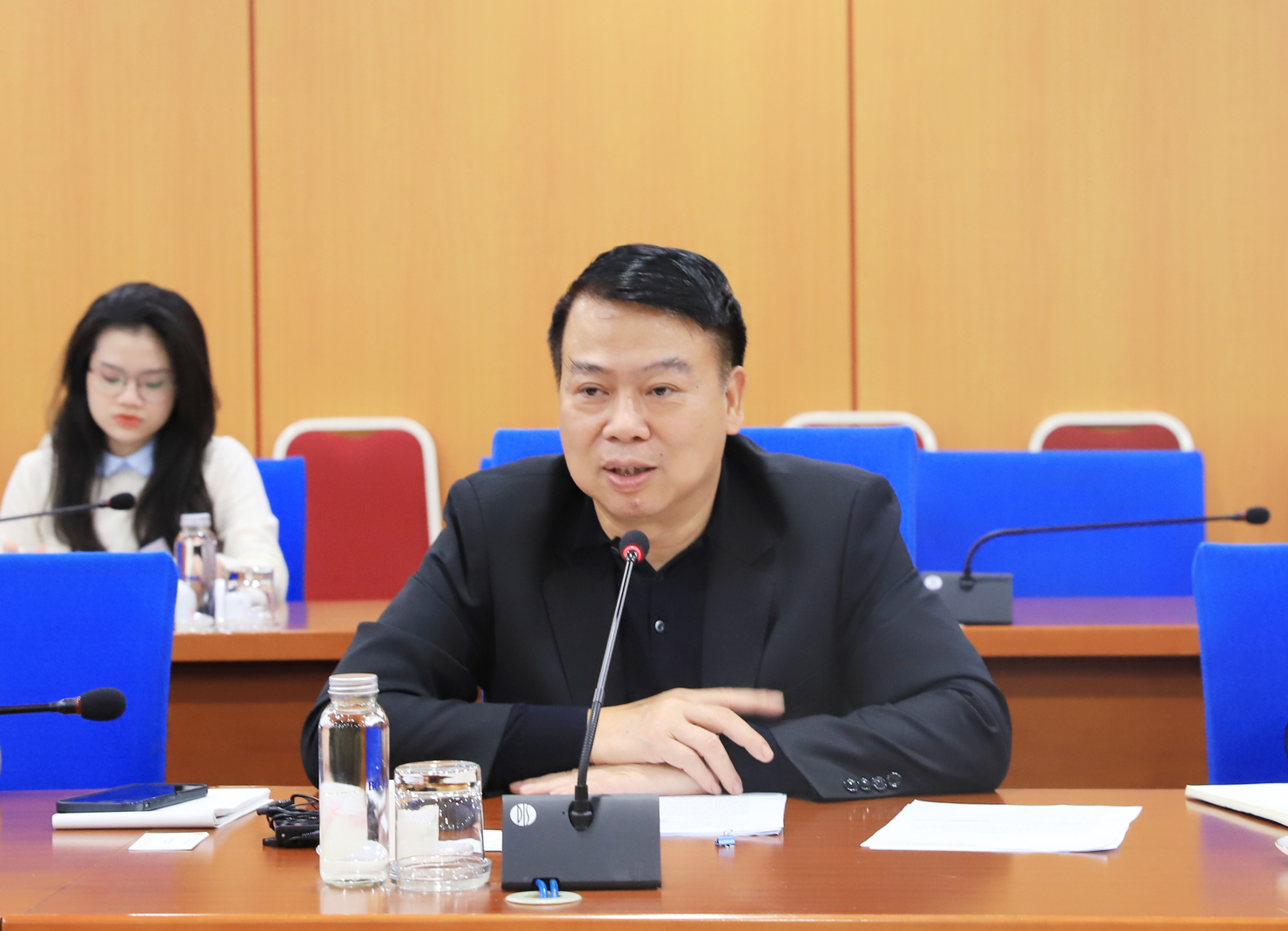Thứ trưởng Nguyễn Đức Chi ph&aacute;t biểu tại buổi l&agrave;m việc.