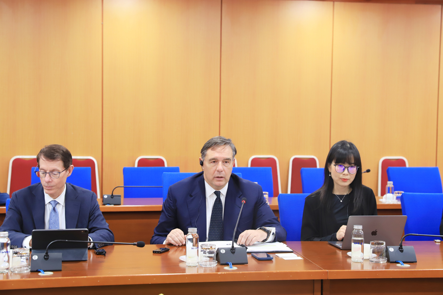 &Ocirc;ng Riccardo Puliti - Ph&oacute; Chủ tịch Phụ tr&aacute;ch Khu vực ch&acirc;u &Aacute; &ndash; Th&aacute;i B&igrave;nh Dương ph&aacute;t biểu tại buổi l&agrave;m việc.