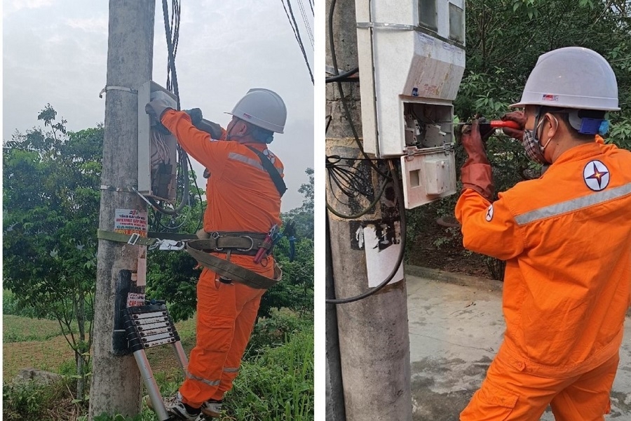 Các cán bộ công nhân viên đang thay thế công tơ cơ khí sang công tơ điện tử