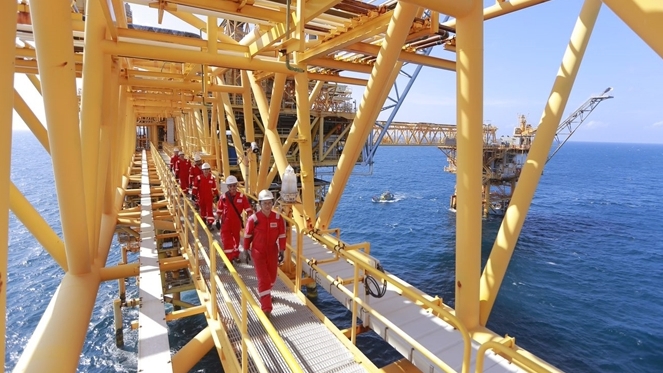 Người lao động dầu khí trên giàn Sư Tử Trắng. Ảnh: Petrovietnam