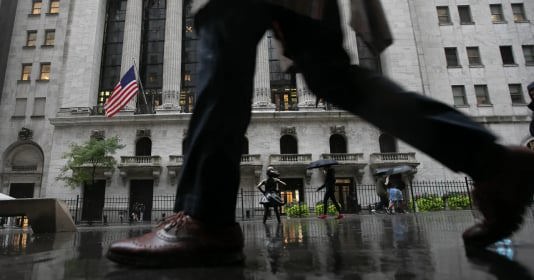Theo Khảo sát mới nhất về kỳ vọng của người tiêu dùng của Cục Dự trữ Liên bang New York, người tiêu dùng Mỹ trong tháng 10 đã duy trì triển vọng tích cực về thu nhập hộ gia đình, thói quen chi tiêu và tiến độ lạm phát. Ảnh Michael Nagle/Bloomberg/Getty Images