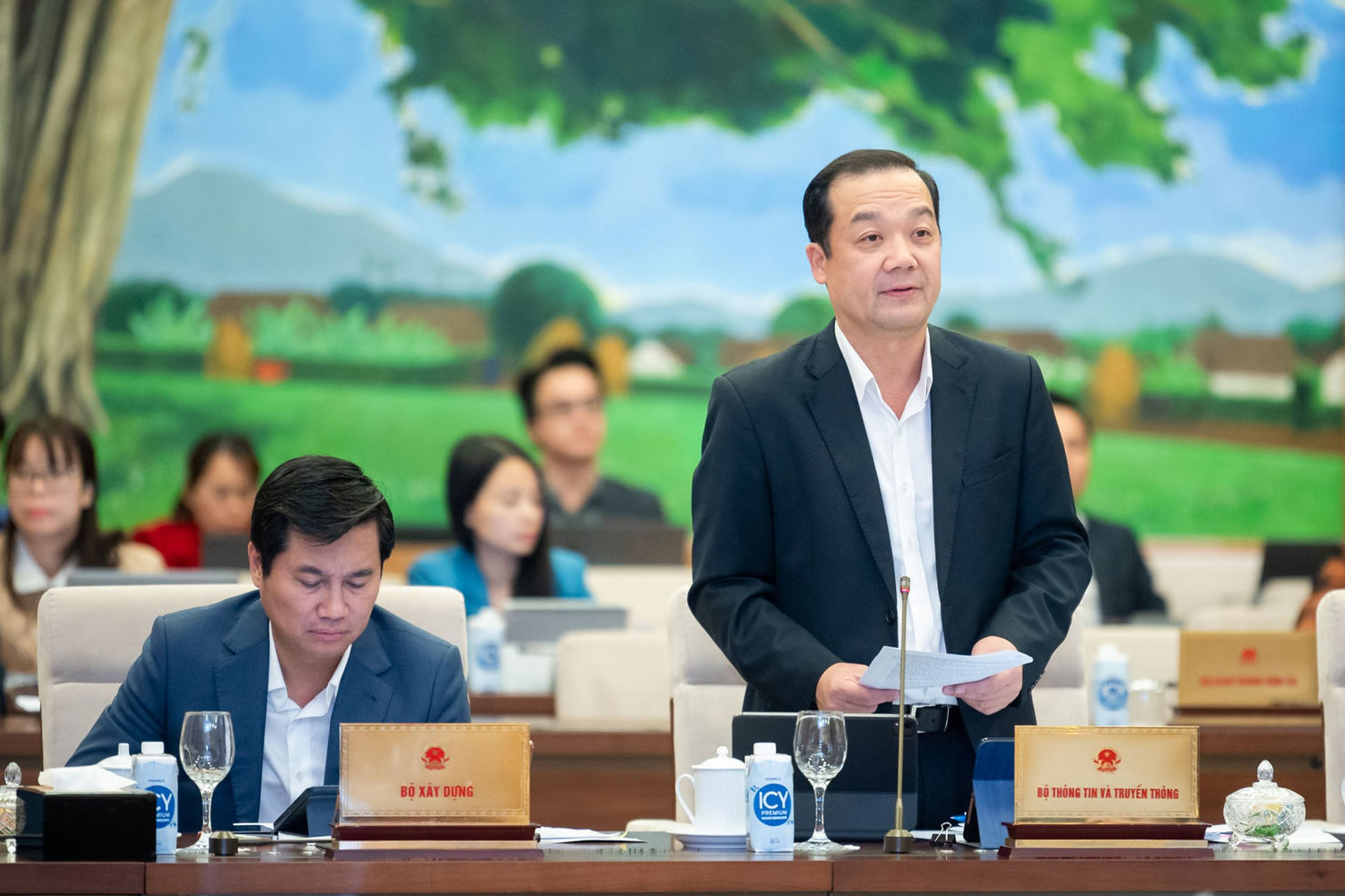 Thứ trưởng Bộ Thông tin và Truyền thông Phạm Đức Long phát biểu tại phiên họp. Ảnh: VPQH