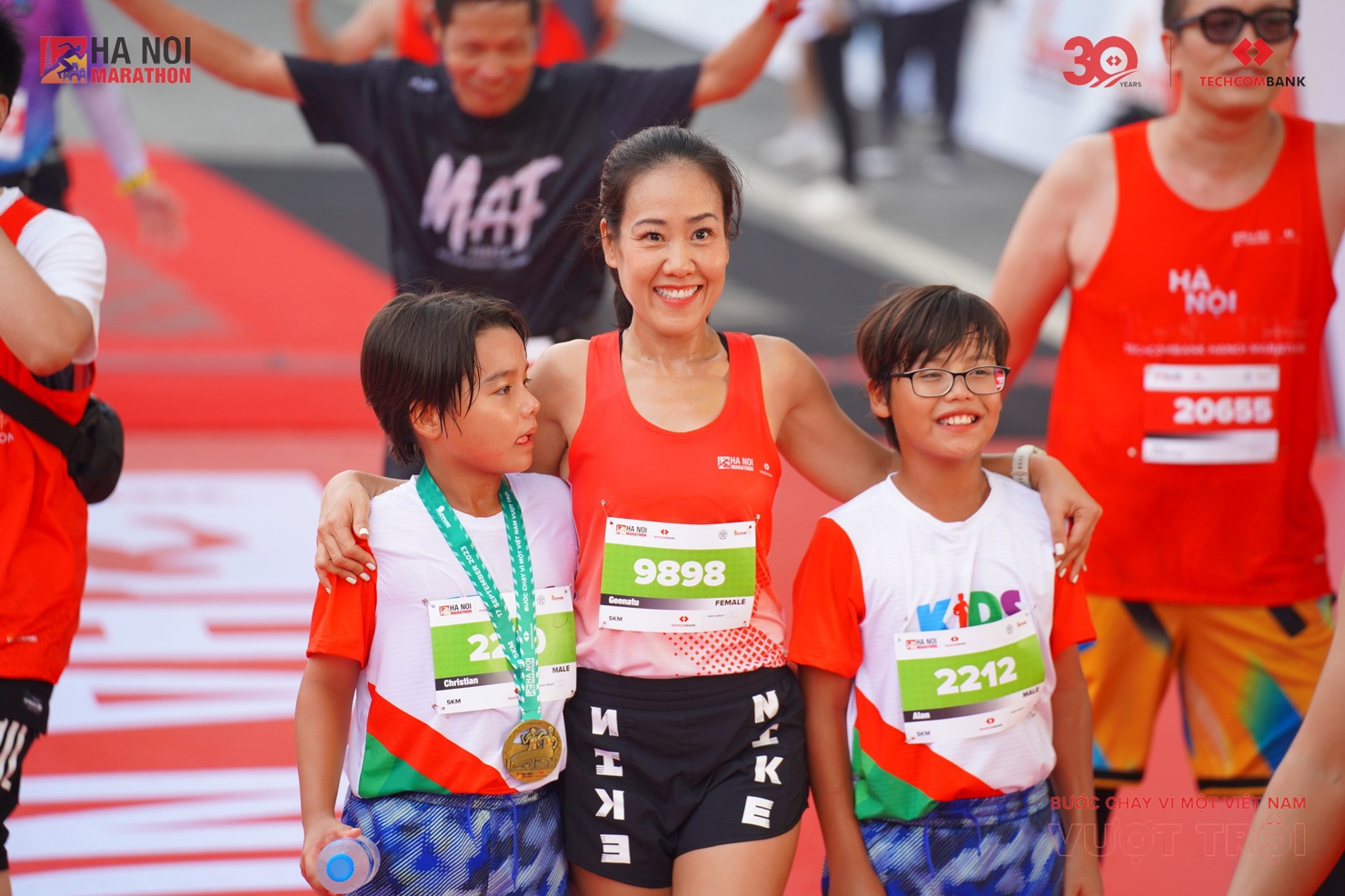 Bà Thái Minh Diễm Tú cùng các vận động viên nhí. 